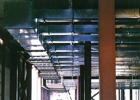 空調ダクトの取り付け中